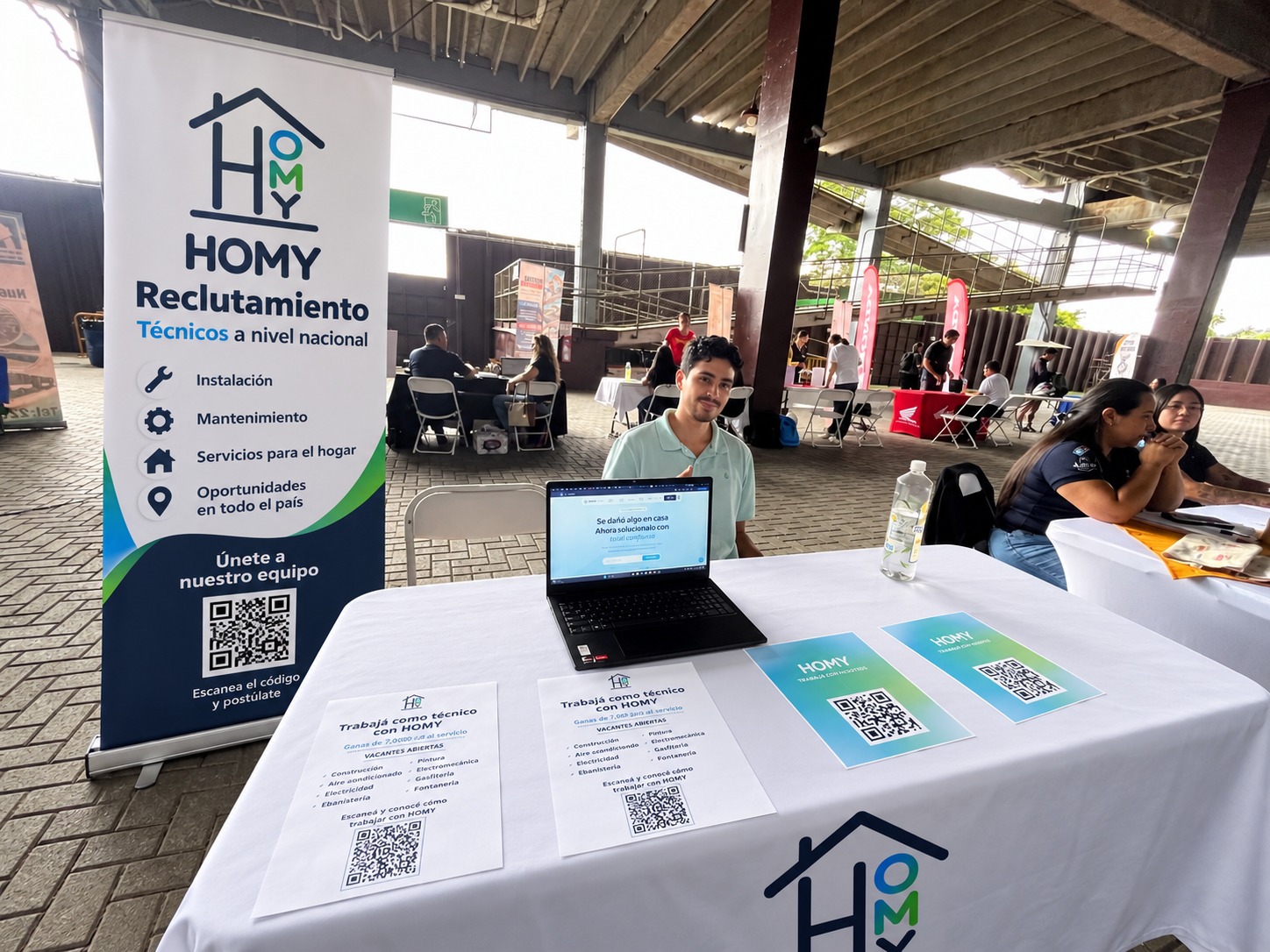 HOMY en una feria de empleo