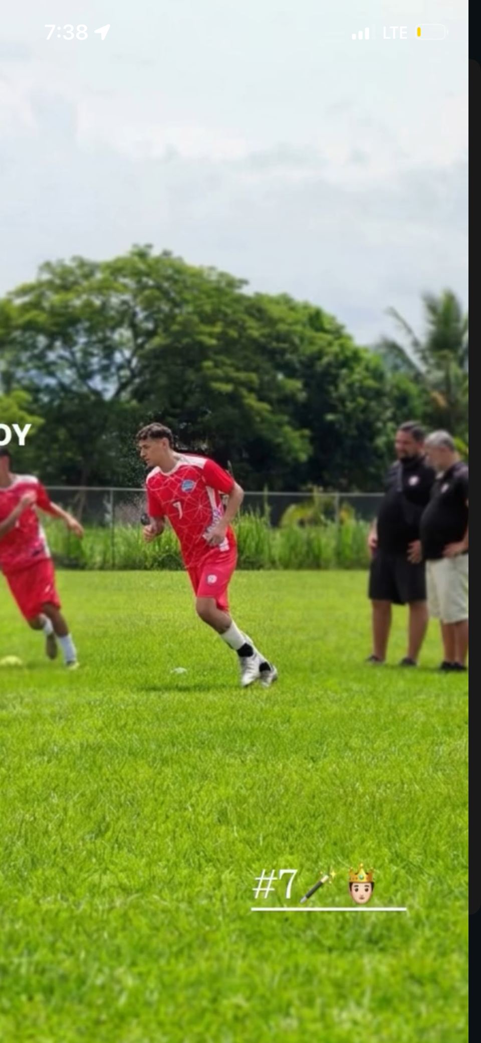 Luis K en una cancha de césped